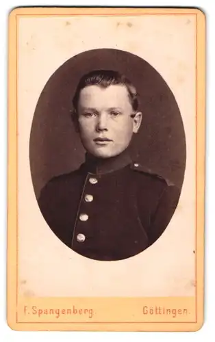 Fotografie F. Spangenberg, Göttingen, junger Soldat in dunkler Uniform