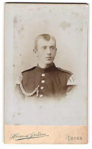 Fotografie Heirnich Gerdom, Thorn, Soldat in Musiker Uniform mit Schützenschnur und Schwalbennest