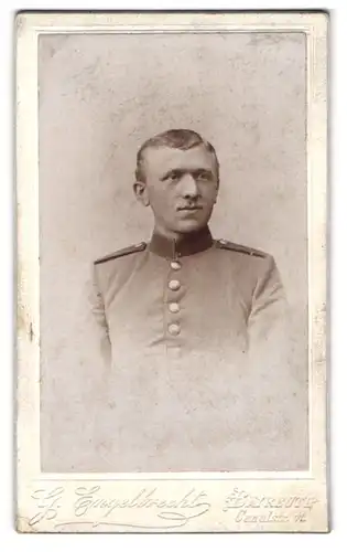 Fotografie Georg Engelbrecht, Bayreuth, Soldat in grauer Uniform mit spitzer Nase