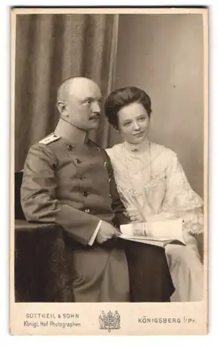 Fotografie Gottheil & Sohn, Königsberg i. Pr., Soldat in Uniform Rgt. 3 nebst seiner Frau im Atelier