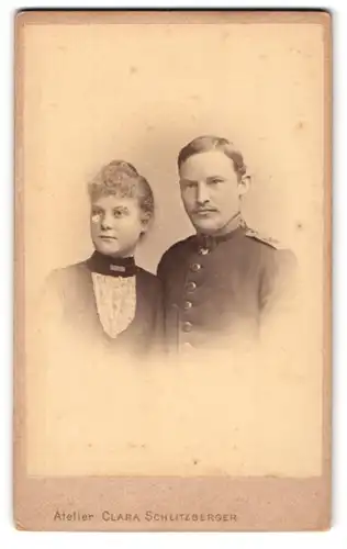 Fotografie Clara Schlitzberger, Bielefeld, junger Uffz. in Uniform Rgt. 55 nebst seiner Frau