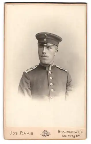 Fotografie Jos. Raab, Braunschweig, Steinweg 42, Einjährig-Freiwilliger Uffz. in Uniform