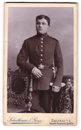 Fotografie Scheithauer & Giese, Zwickau i. Sa., junger Soldat in Uniform mit Bajonett