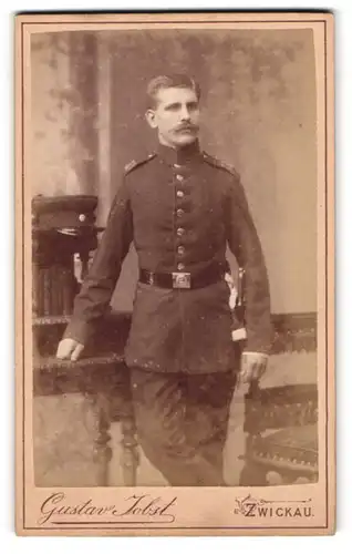 Fotografie Gustav Jobst, Zwickau, Soldat in Uniform Rgt. 133 mit Bajonett und Moustache