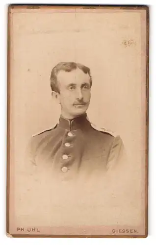 Fotografie Ph. Uhl, Giessen, Frankfurterstr. 5, junger Soldat in Uniform mit Moustache