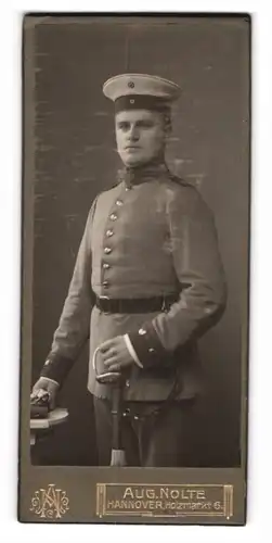 Fotografie Aug. Nolte, Hannover, Holzmarkt 6, junger Soldat in Uniform mit Säbel