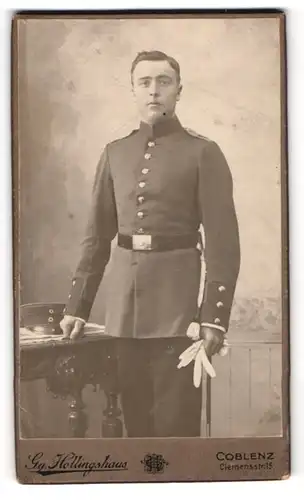 Fotografie Gg. Hollingshaus, Coblenz, Clemensstr. 15, junger Soldat in Uniform mit Bajonett