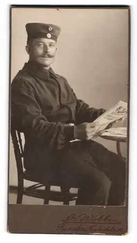 Fotografie E. Wobber, Prenzlau, Friedrichstr. 215, Soldat in Uniform Rgt. 24 mit Krätzschen