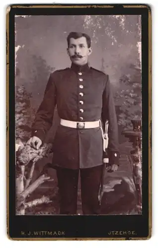 Fotografie H. J. Wittmack, Itzehoe, Soldat in Uniform mit Bajonett und Zwirbelbart