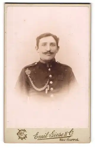 Fotografie Emil Giese & Co., Neu-Ruppin, Uffz. in Uniform mit Schützenschnur und Orden an der Brust, Moustache