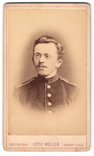 Fotografie Otto Müller, Neu-Ruppin, junger Einjährig-Freiwilliger in Uniform mit Zwickerbrille