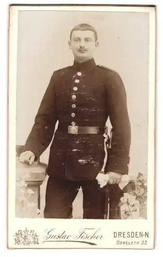 Fotografie Gustav Fischer, Dresden, Oppelstr. 52, Soldat in Uniform mit Bajonett und Portepee
