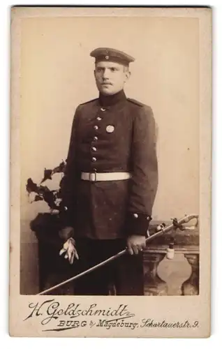 Fotografie H. Goldschmidt, Burg b. Magdeburg, Schartauerstr. 9, Soldat in Uniform mit orden, Säbel und Krätzchen