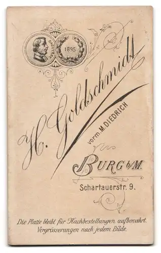 Fotografie H. Goldschmidt, Burg b. Magdeburg, Schartauerstr. 9, Soldat in Uniform mit orden, Säbel und Krätzchen