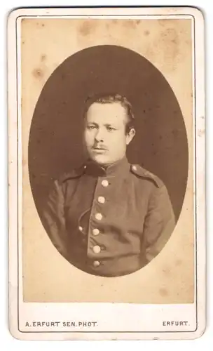 Fotografie A. Erfurt, Erfurt, Lange Brücke, Portrait Soldat in Uniform