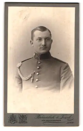 Fotografie Bräunlich & Tesch, Jena, Teichgraben 5, Soldat in Uniform mit Schützenschnur
