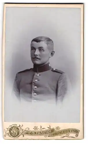 Fotografie C. Strauss, Cassel, Leipziger Strasse 15, Portrait Soldat in Uniform mit Schulterstück Rgt. 83