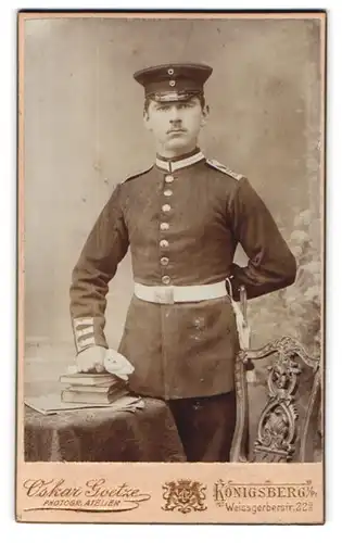 Fotografie Oskar Goetze, Königsberg i. Pr., Weissgerberstr. 22a, Portrait Garde-Soldat in Uniform mit Bajonett