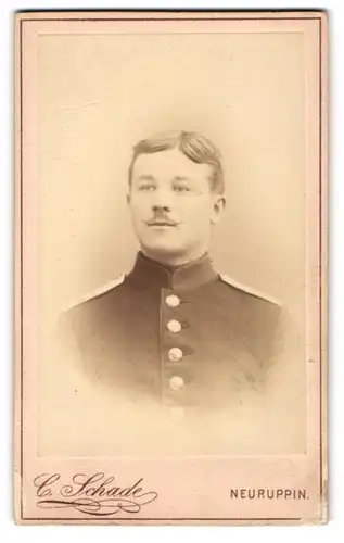 Fotografie Atelier Schade, Neuruppin, Am Paradeplatz, Portrait Soldat in Uniform mit Schnauzbart