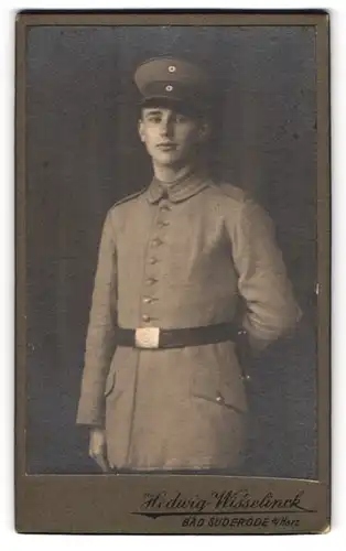 Fotografie Hedwig Wisselinck, Bad Suderode / Harz, Portrait Soldat in Uniform mit Schirmmütze