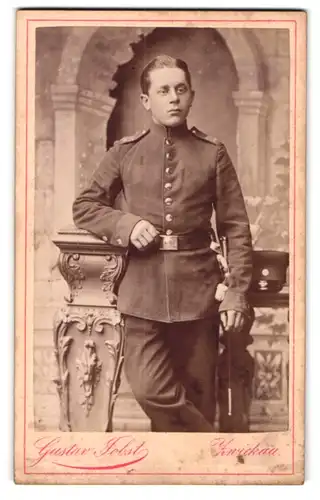 Fotografie Gustav Jobst, Zwickau, äussere Schneebergerstr. 20, Portrait Soldat in Uniform mit Schulterstück Rgt. 133