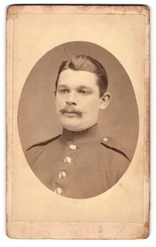 Fotografie Emil Luban, Görlitz, Sonnenstr. 18, Portrait Soldat in Uniform