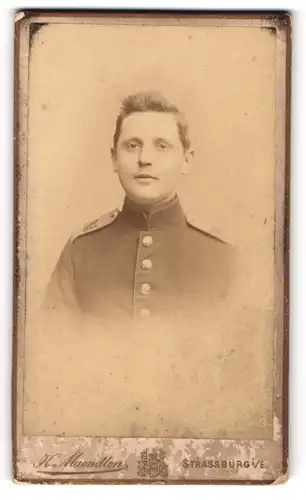 Fotografie K. Maendlen, Strassburg / Elsass, Nicolausring Ecke Grandidierstrasse, Portrait Soldat in Uniform
