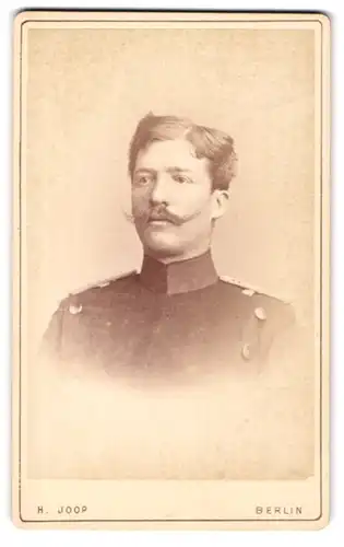 Fotografie Hermann Joop, Berlin, Potsdamer Platz, Portrait Soldat in Uniform mit Schnauzbart