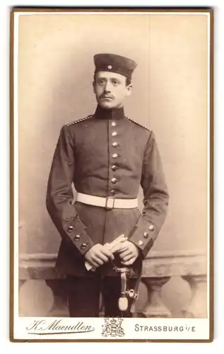 Fotografie K. Maendlen, Strassburg / Elsass, Portrait Soldat Adol Bull in Uniform, Einjährig Freiwilliger mit Säbel