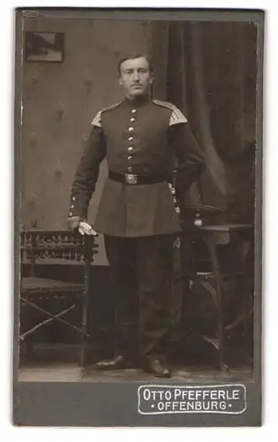 Fotografie Otto Pfefferle, Offenburg i. B., Ortenbergerstr. 2, Musiker in Uniform mit Schwalbennestern