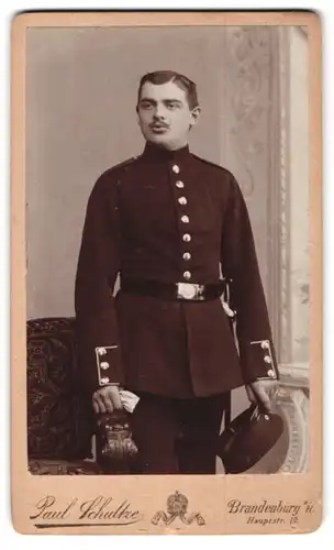 Fotografie Paul Schultze, Brandenburg / Havel, Hauptstr. 19, Soldat in Uniform trällert ein Liedchen