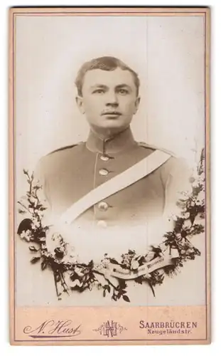 Fotografie N. Hust, Saarbrücken, Neugeländstrasse, Portrait Soldat in Uniform mit Schärpe