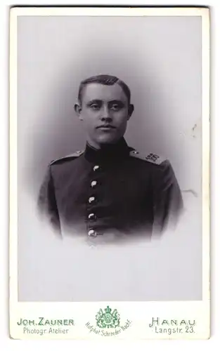 Fotografie Johann Zauner, Hanau, Langstr. 23, Portrait Soldat in Uniform mit Schulterstück Rgt. 166