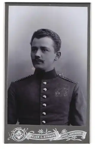 Fotografie C. Strauss, Cassel, Leipzigerstr. 15, Portrait Soldat in Uniform, Einjährig Freiwilliger