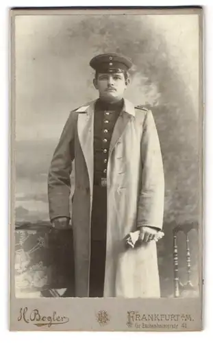 Fotografie H. Bogler, Frankfurt / Main Gr. Eschenheimerstr. 41, Soldat in Uniform mit Mantel