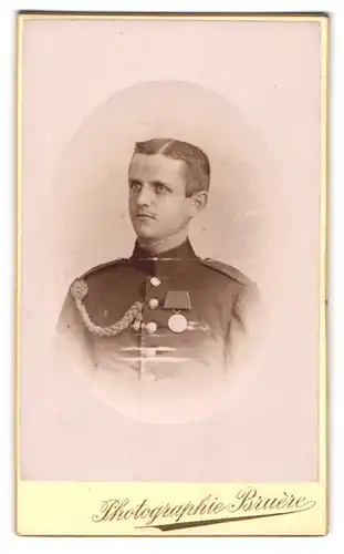 Fotografie Bruere, Metz, Rattenthurmstr. 8, Portrait Soldat in Uniform mit Orden & schützenschnur