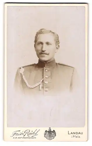 Fotografie Fritz Rühl, Landau / Pfalz, Westbahn - Ecke Waffenstrasse, Portrait Soldat in Uniform mit Schützenschnur