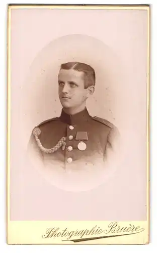 Fotografie Atelier Bruere, Metz, Rattenthurmstrasse 8, Portrait Soldat in Uniform mit Schützenschnur und Orden