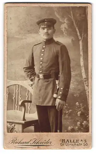Fotografie Richard Schröder, Halle / Saale, Gr. Ulrichstr. 50, Soldat in Uniform mit Bajonett & Schirmmütze