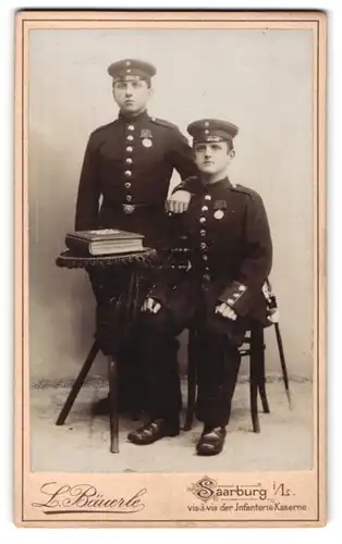 Fotografie L. Bäuerle, Saarburg i. L., Soldat in Uniform mit Orden nebst Kamerad