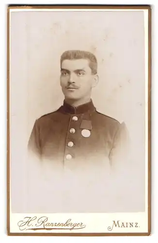 Fotografie H. Ranzenberger, Mainz, Rheinstrasse 45, Soldat in Uniform mit Orden