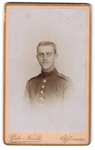 Fotografie Gebr. Noelle, Göttingen, Kurze Strasse 5a, Portrait Soldat in Uniform Rgt. 82