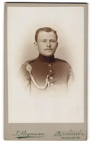 Fotografie Atelier Stegmann, Mülhausen i. E., Vaubanstr. 94, Soldat in Uniform mit Schützenschnur Rgt. 142