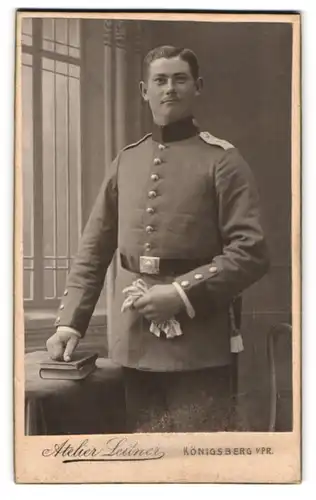 Fotografie Atelier Leitner, Königsberg i. Pr., Soldat in Uniform mit Schulterstück Rgt. 1