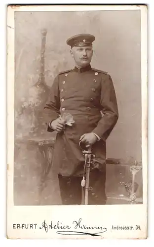 Fotografie Atelier Hamm, Erfurt, Andreasstr. 34, Soldat in Uniform mit Säbel und Schirmmütze