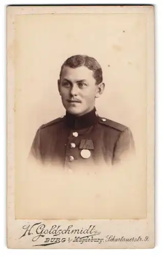 Fotografie H. Goldschmidt, Burg b. Magdeburg, Schartauerstr. 9, Portrait Soldat in Uniform mit Orden