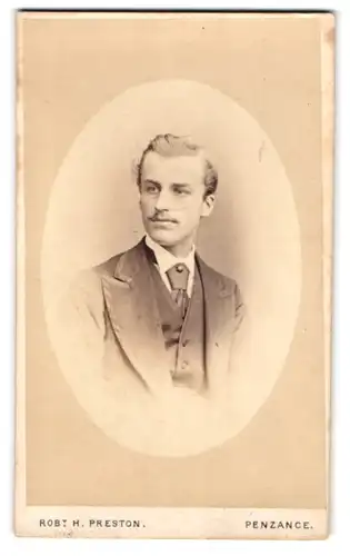 Fotografie Robt H. Preston, Penzance, Mann mit Bart in Anzug mit Krawatte