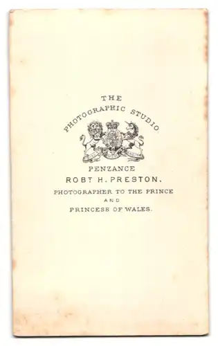 Fotografie Robt H. Preston, Penzance, Mann mit Bart in Anzug mit Krawatte