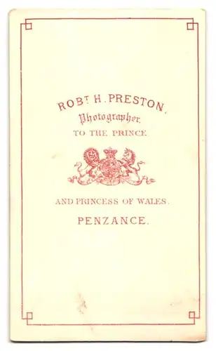 Fotografie Robt H. Preston, Penzance, Mann mit Melone und Gehstock