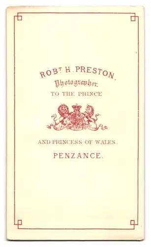 Fotografie Robt H. Preston, Penzance, Dame mit geflochtenen Haaren an Recamiere anlehnend